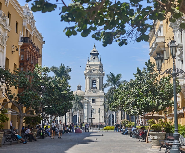 Catedral de Lima desde el pasaje Santa Rosa